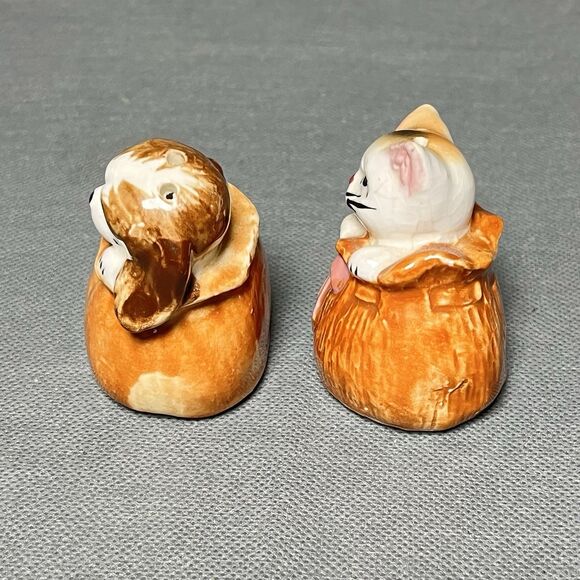 Vntg Salt & Pepper Shakers Cat and Dog in Sack Shaker Set-Anthropomorphic-Kitsch - Picture 2 of 8